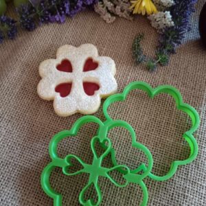 Virág formájú linzer szett kicsi szivecskével