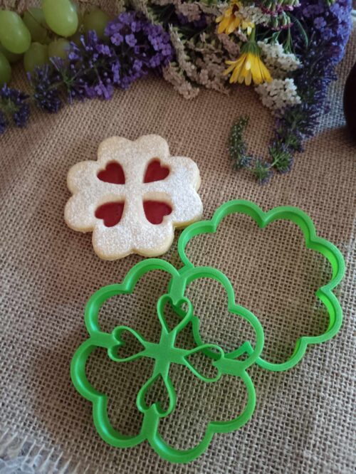 Virág formájú linzer szett kicsi szivecskével