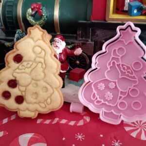 Angyalka karácsoyfát díszít kiszúró és mintázó