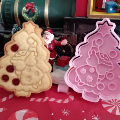 Angyalka karácsoyfát díszít kiszúró és mintázó