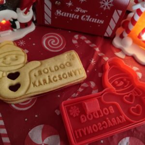 Boldog karácsonyt feliratos kiszúró és mintázó hóemberrel